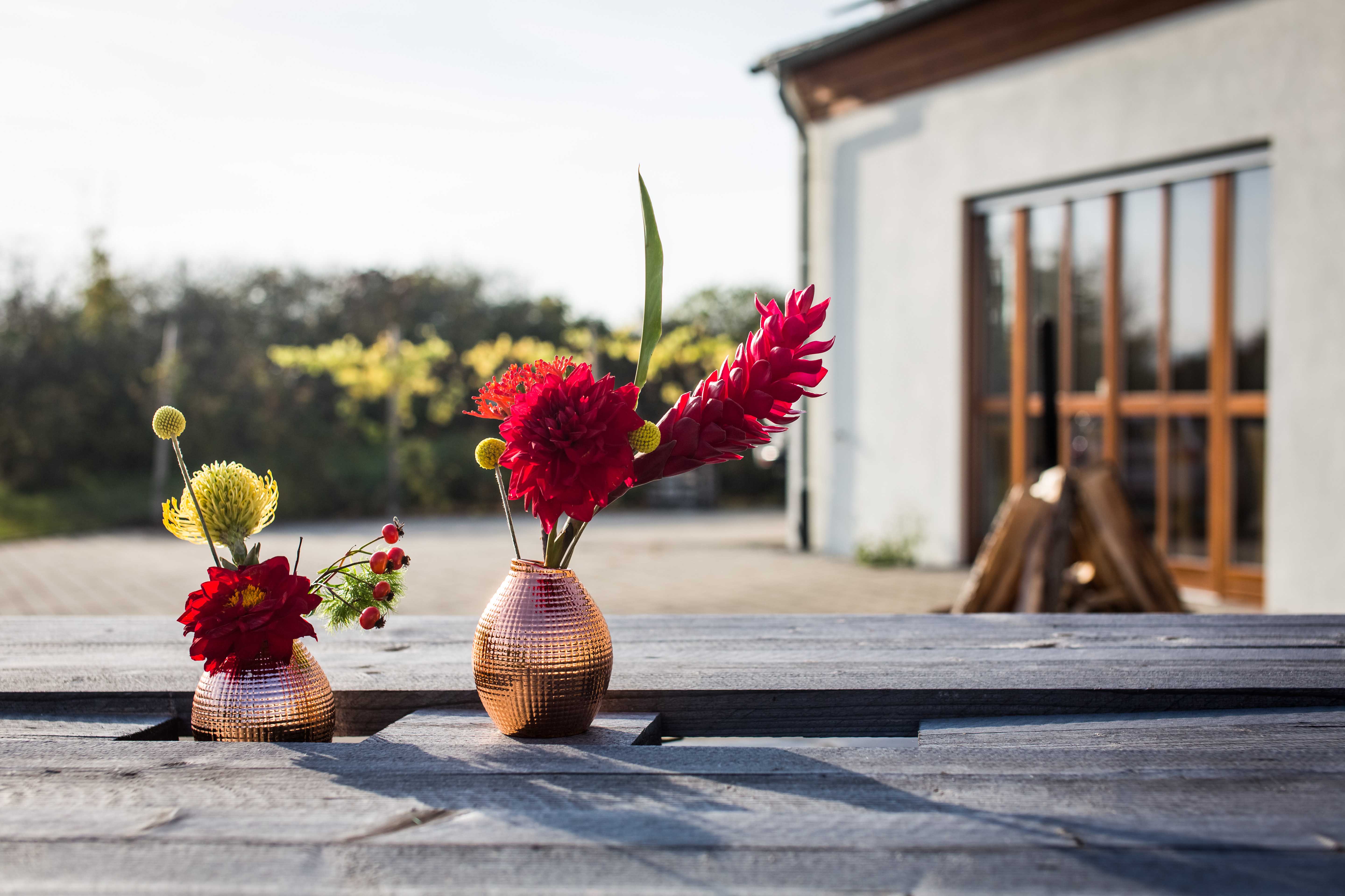 Ein Tisch mit Blumen